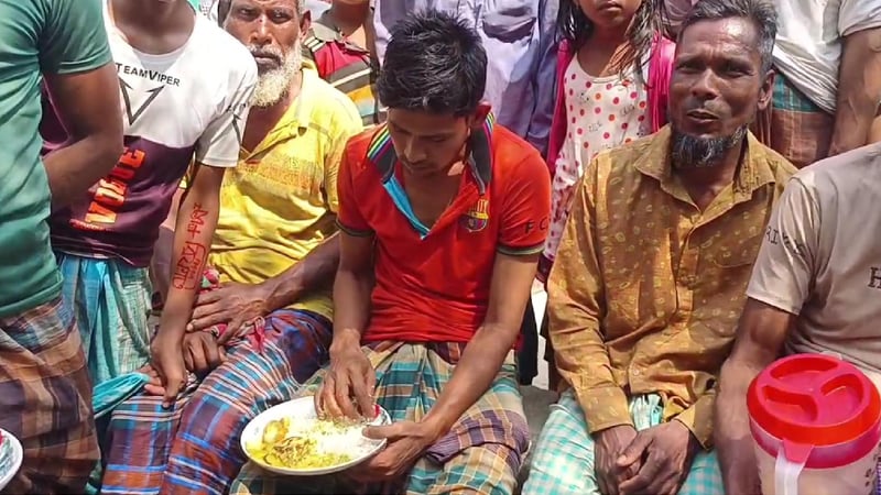 প্রথমে পিটুনি পরে ডিম-ভাত খাইয়ে মাদক কারবারিকে পুলিশে সোপর্দ